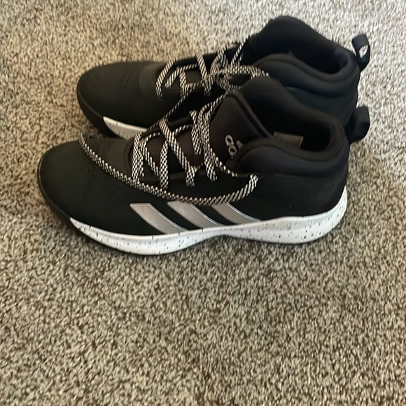 Adidas basketball shoe - Picture 3 of 6